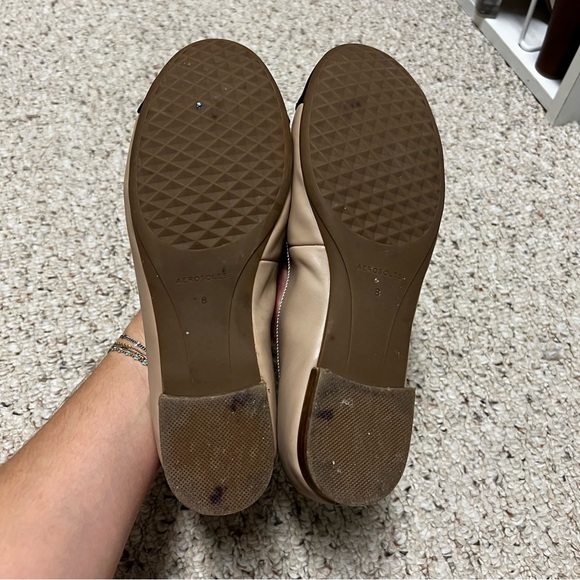 AEROSOLES Women's Two-Tone Tan & Black Flats - Picture 6 of 6